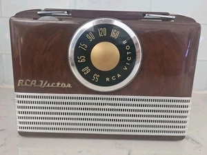 Radio AM portatile RCA Victor modello B-411 1951 e custodia Northeastern University. - Foto 1 di 8