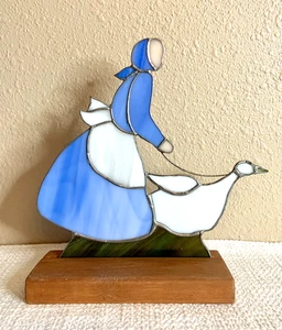 Vintage Buntglasmädchen in blauem Kleid zu Fuß eine Gans mit Ständer 8 Zoll - Bild 1 von 6