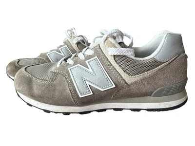 New Balance 574 Clásico Niños Grandes Zapatos para Correr Tenis GC574EVG Gris/Blanco Talla 5 Foto 1 de 4
