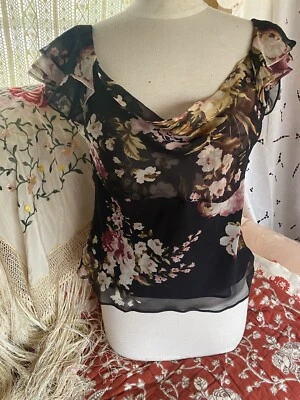 Blusa ECI New York manga babado preta floral tamanho 6 - Imagem 1 de 4
