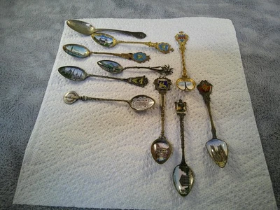 LOTE VINTAGE DE 10 CUCHARAS DE RECUERDO ESMALTADAS COLECCIONABLES (INTERNACIONALES) Foto 1 de 4