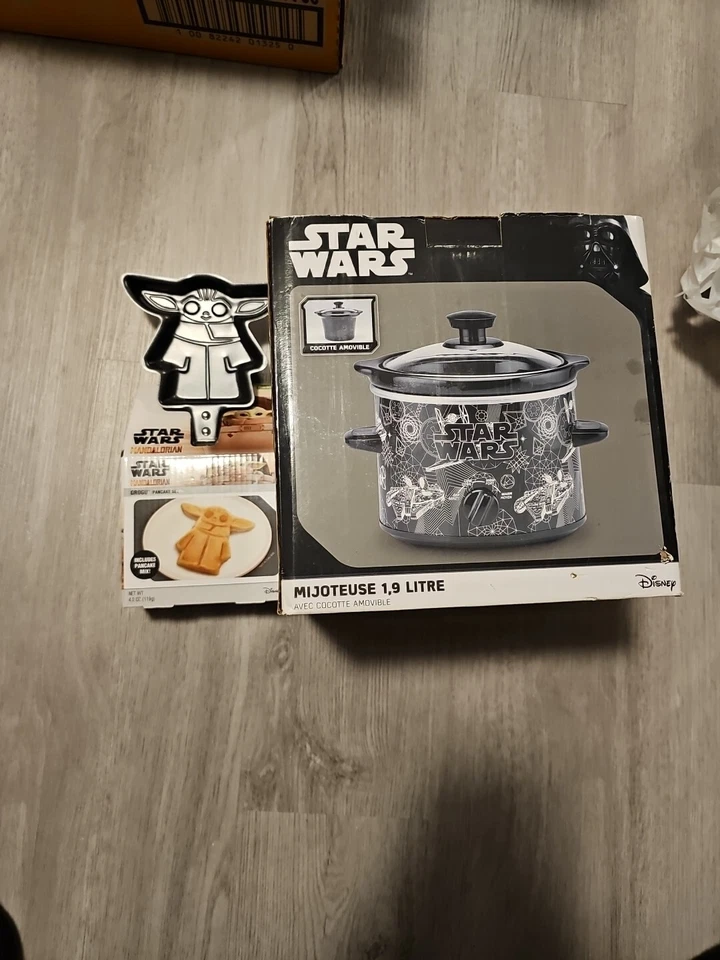 Star Wars 2 Quart Slow Cooker Crock Pot And Grogu Pancake Mold  - Image 1 of 4