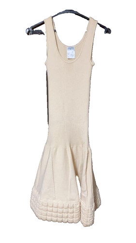 Abito svasato senza maniche CHANEL Coco Mark tinta unita beige taglia 38 donna