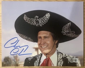 FOTO AUTÉNTICA 8X10 FIRMADA POR CHEVY CHASE THREE AMIGOS BGS BAS AUTOGRAFIADA A - Imagen 1 de 3
