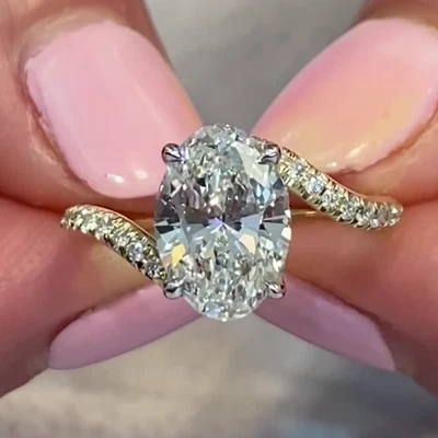 Anillo de compromiso bypass de moissanita de corte ovalado de 2,65 TCW en oro sólido de 14 k en dos tonos Foto 1 de 4