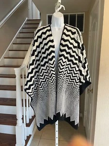 NWT Alberto Makali Black & White Chevron Print Shawl Cape OS New $225 - Picture 1 of 6