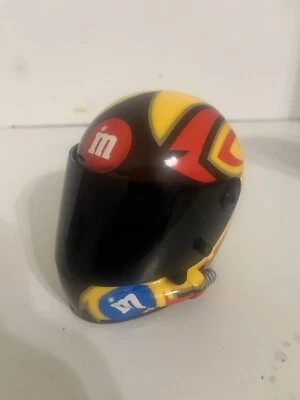 Kyle Busch LE NASCAR #18 Winner's Circle M&M's Mini Racing Helmet #/7,500 Foto 1 de 4