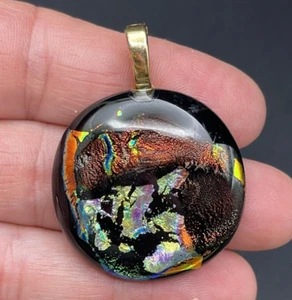 Dije colgante de metal dorado de vidrio dicroico multicolor vintage - Imagen 1 de 4