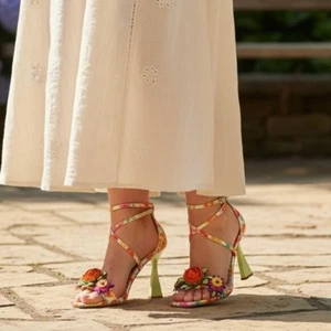 NEU Betsey Johnson Erikk grüne geblümte Sandale mit Absatz Multi leuchtende Blumen 6,5 - Bild 1 von 5