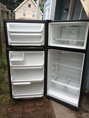Frigidaire 18 cu. Refrigerador con congelador superior en negro Foto 1 de 2