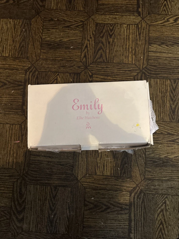 Danbury Mint "Emily" Elke Hutchens 瓷器 洗礼 婴儿 白色 蕾丝礼服 — 第 1/2 张图片