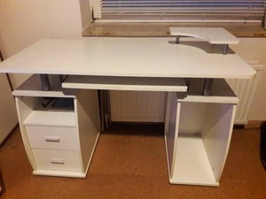 Weißer Schreibtisch  mit Platz für Desktop und  Tastatur  und  Schubladen - Bild 1 von 2