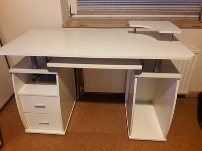 Weißer Schreibtisch  mit Platz für Desktop und  Tastatur  und  Schubladen - Bild 1 von 2