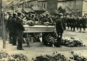 Frankreich Nord Sallaumines Beerdigungsopfer Courrieres Bergwerk Bergbau altes Foto 1948 - Bild 1 von 3