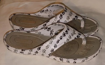 Chanclas con estampado de pata para mujer talla 40 EE. UU. 8-9 blancas/negras Foto 1 de 4