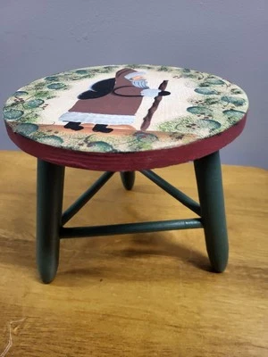 Taburete vintage pequeño apagado pintado a mano Foto 1 de 4