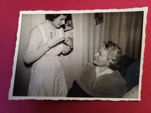 Friseur Frisöre Frisörsalon Kundin Kittel Schürze Friseurin Locken Altes Foto - Bild 1 von 2