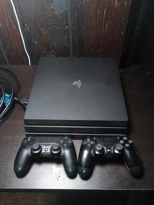 Consola PS4 Pro 1TB con 2 mandos y cables firmware 12,00 probada Foto 1 de 3