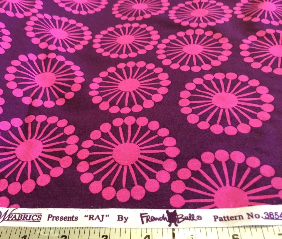RAJ #36642-7 ROSA CALIENTE FLORAL SOBRE CIRUELA OSCURA POR FRENCH BULL PARA WINDHAM - 1 1/8 YD Foto 1 de 1