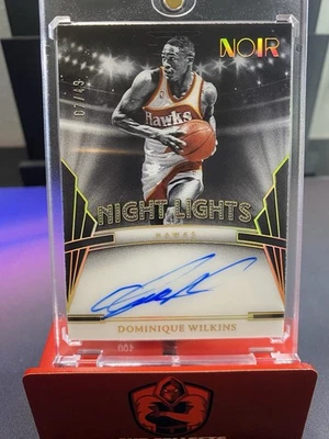 2023 Noir DOMINIQUE WILKINS LUCES NOCTURNAS EN TARJETA AUTOMÁTICA/49 SSP HOF HAWKS INVEST📈 Foto 1 de 2