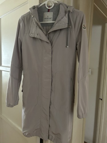 Giacca lunga con cappuccio grigio chiaro Moncler originale 0