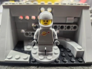🚨 LEGO Classic Light Grey Spaceman Moto Light Grey Helmet Light Grey Air Tank - Picture 1 of 4