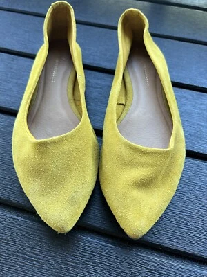 Zapatos planos de ballet sin cordones Anthropologie para mujer 8 gamuza AMARILLO punta. Foto 1 de 4
