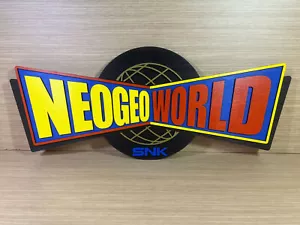 TAGLIA GRANDE - NEO GEO WORLD targa logo in legno - display a parete Aes mvs cd - Foto 1 di 13