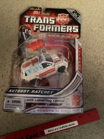 Transformers Universe G1 Deluxe Class Ratchet 25th Anniversary Figure Cover