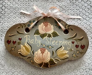 Insegna porta appesa vintage dipinta a mano floreale bambino che dorme placca arte popolare - Foto 1 di 5