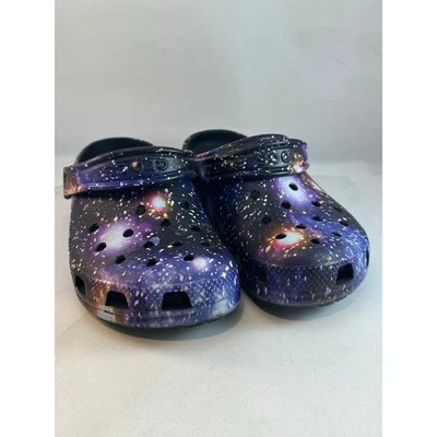 Zuecos Crocs Classic Space Galaxy púrpura J3 usados  Foto 1 de 4