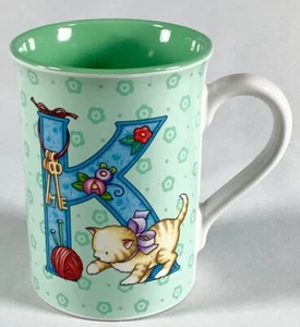 ENESCO MARY ENGELBREIT Monogramm Initiale K Becher Tasse Kätzchen Katze Blumen grün Neu mit Etikett - Bild 1 von 4
