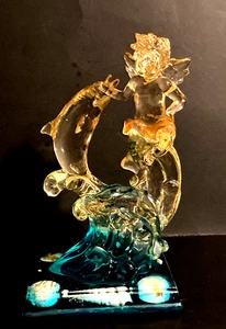 10 Zoll Acryl Cherub und 2 Delfine in Wellen. - Bild 1 von 8