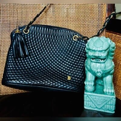 VENDA-Bally Bolsa de Couro Acolchoada Preta com Alças de Corrente Douradas (Parece: Alças Chanel) - Imagem 1 de 4