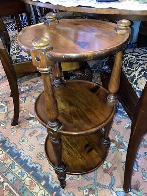 Soporte de mesa vintage Ethan Allen de 3 niveles soporte de buffet de pino oscuro  Foto 1 de 4