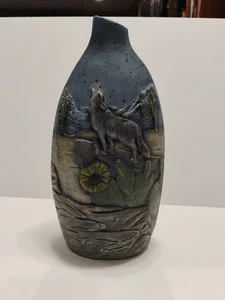 Handgefertigte signierte Keramik Vase mit Wolf & Wüstenszene - Bild 1 von 7