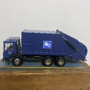 BFI CONRAD 1.50 SCALE GARBAGE TRUCK REAR LOADER & BULLDOG AND MIRRORS - Picture 1 of 12