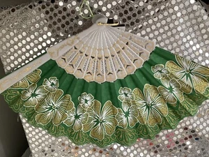 Ventaglio a mano pieghevole filo verde e oro e paillettes ventaglio danza spagnolo - Foto 1 di 2