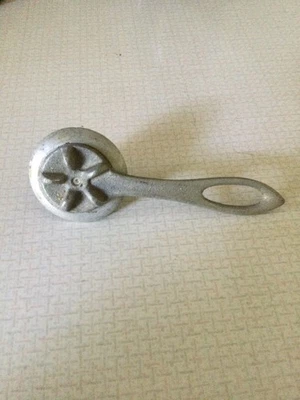 Vintage Cast Aluminum Pastry Pie Edge Crimper Wheel - Image 1 of 3