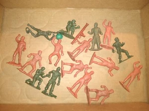 Vintage MPC Ring Hand Brown & Green Plastic Army Men Toy Soldiers - Picture 1 of 1
