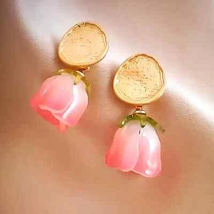 Modische rosa Kamelie Blume Acryl Blume Blütenblatt Mini Ohrringe für Damen. - Bild 1 von 3