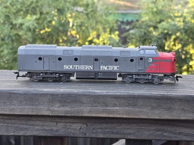 Rivarossi HO Scale Southern Pacific #3 Krauss-Maffei  locomotive 7287 - Image 1 of 4