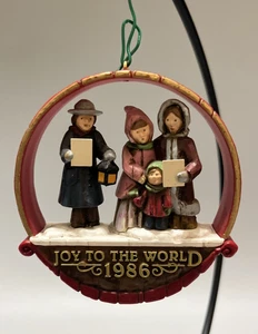 Vintage Hallmark Ornament 1986 Gioia del Mondo Canti di Natale Rotondo 3" - Foto 1 di 4