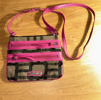 Bolso Bandolera Nine West Hombro Rosa Brillante y Gris Patrón Geométrico Foto 1 de 4