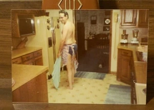  1980 Found Snapshot-Underwear Dude in Kitchen with the Delantal - Imagen 1 de 2