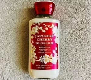 Loción corporal nutritiva diaria Bath & Body Works Japanese Cherry Blossom de 8 oz - Imagen 1 de 2