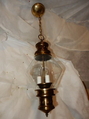 Pingente de luz Tudor acabamento em latão MOE com abajur de vidro transparente - Imagem 1 de 4