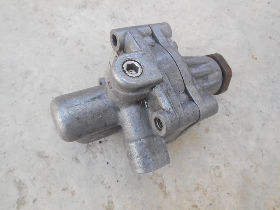 Bomba de dirección asistida Porsche 911 / 924 / 944 / 968 ZF # 3 C#11 7681 955 115 Foto 1 de 4