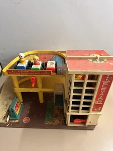 Vintage #930 Fisher Price Little People Play Family Action Garage mit 3 Autos - Bild 1 von 6