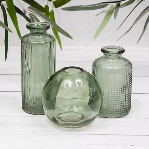 Set 3 bottiglie vintage vetro verde mini piccoli vasi boccioli portafiori a costine - Foto 1 di 4